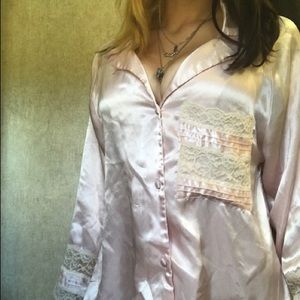 Super silky, baby pink sleepy shirt 💓👏